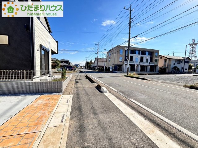 桶川市下日出谷西1丁目　新築一戸建て　ブルーミングガーデン　02の前面道路含む現地写真|日当たり良好！
車も出入りしやすい