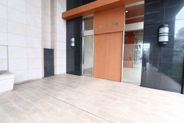 【エントランス】 | 【エントランス出入口】重厚なドアをくぐり建物内部へ。もちろん、オートロックでセキュリティ面も安心！