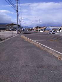 西条市飯岡1326番1の前面道路含む現地写真