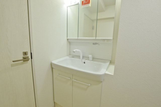 パラツィーナセシリア仁川弐番館の独立洗面台|三面鏡付洗面化粧台。毎朝の準備時間もゆったりと過ごせます。