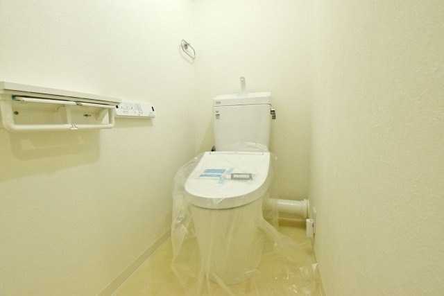 パラツィーナセシリア仁川弐番館のトイレ|温水洗浄便座付きで快適にご利用いただけます。ペーパーホルダーが二つあるのも嬉しいポイントです。