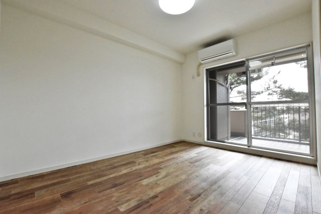 パラツィーナセシリア仁川弐番館の洋室|-洋室（6.0帖）-　リビング横の洋室です。バルコニーに面した南西向きの洋室で明るく通風良好◎