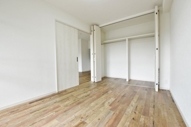 パラツィーナセシリア仁川弐番館の洋室|-洋室（6.0帖）-　枕棚とハンガーレール付き収納があり、片付けがラクに進みます。