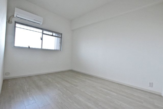 パラツィーナセシリア仁川弐番館の洋室|-洋室（5.8帖）-　お気に入りのインテリアを設置したり、作業スペースにしたりと色々な活用が出来ます◎