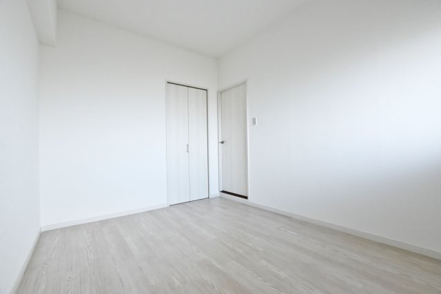 パラツィーナセシリア仁川弐番館の寝室|-洋室（5.8帖）-　自分だけの趣味の部屋として使ってみるのもいいかもしれません。