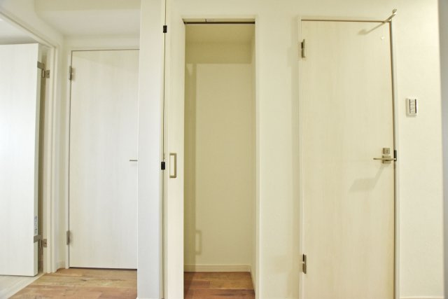 パラツィーナセシリア仁川弐番館のその他|-廊下収納-　コンパクトなサイズですが、しっかり収納していただけます。