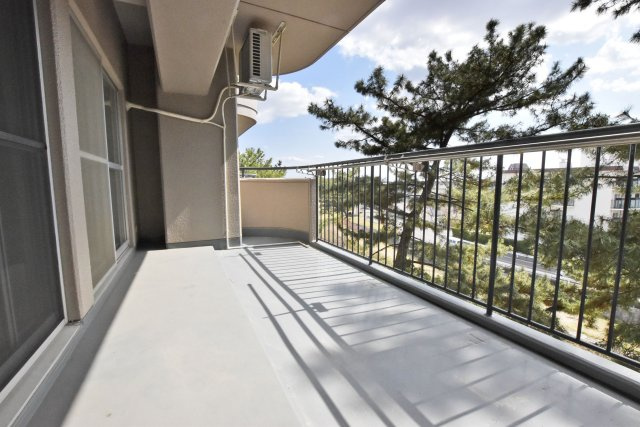 パラツィーナセシリア仁川弐番館のバルコニー|明るい陽射しが差し込む南西向きバルコニー。洗濯物を気持ちよく干すことが出来ます。