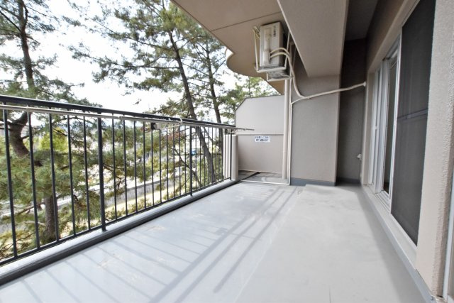 パラツィーナセシリア仁川弐番館のバルコニー|明るい陽射しが差し込む南西向きバルコニー。洗濯物を気持ちよく干すことが出来ます。