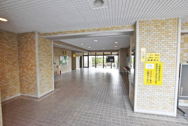 パラツィーナセシリア仁川弐番館|マンションを印象付ける大切な場所のエントランスは、明るく・清潔感が溢れ広々としています。