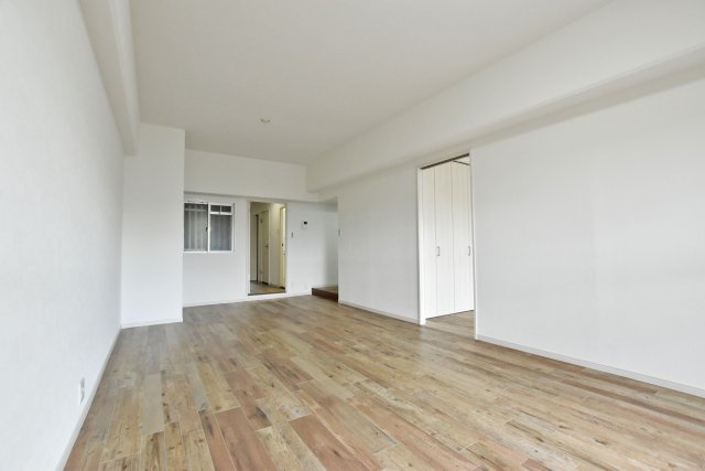 パラツィーナセシリア仁川弐番館の居間・リビング|ゆったりと過ごせるLDKは、20.8帖の大空間◎インテリアプランが考えやすい広さです。