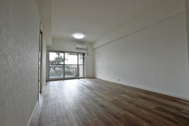 パラツィーナセシリア仁川弐番館の居間・リビング|フローリングとクローゼットの木目が柔らかな印象のLDK。自然光がたっぷりと降り注ぐ居心地の良い空間◎