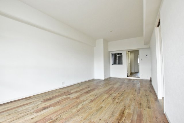 パラツィーナセシリア仁川弐番館の居間・リビング|リフォームの際にクロス・フローリング張替済の為、室内大変美麗です。ぜひ一度、ご内覧ください。