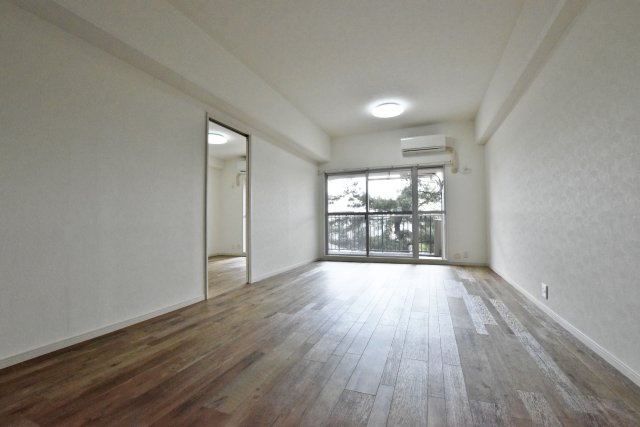 パラツィーナセシリア仁川弐番館の居間・リビング|間口いっぱいの大きな窓から陽ざしが入り、窓から外への視界も広がるため、明るく開放感があるリビング・ダイニングになります。