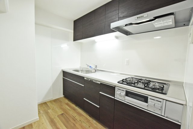 パラツィーナセシリア仁川弐番館のキッチン|新規交換済みの機能性充実システムキッチン。３口コンロとグリル付きで、お料理の幅が広がる嬉しいキッチンです。
