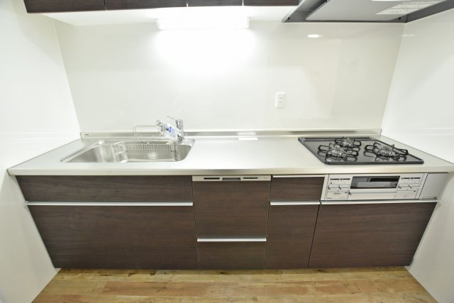 パラツィーナセシリア仁川弐番館のキッチン|広くて使いやすいキッチンならご家族で一緒に料理を作ったり、後片付けを手伝ってもらうのにも便利です。