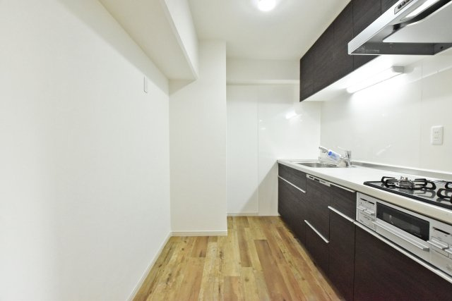 パラツィーナセシリア仁川弐番館のキッチン|上下に収納があり収納豊富なため、常にすっきり保つことが出来ます。キッチンの幅も広いです◎