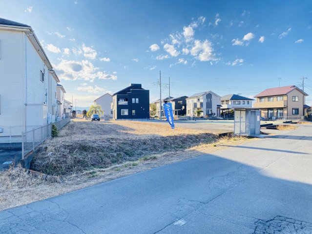 敷地面積面積８１坪　売地　川越市古谷上の前面道路含む現地写真|前面道路　東側公道約６．３ｍ２２ｍ接道でお車の出し入れもラクラクです♪