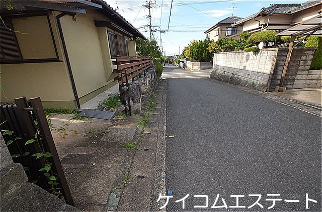 小田ヶ浦1丁目戸建の前面道路含む現地写真