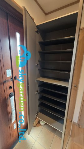 茅ヶ崎市美住町　中古戸建の玄関|明るい玄関です