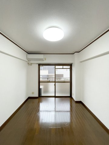 【居間・リビング】 | キャッスルマンション箱崎B号館 | こちらの居間で趣味の時間をお楽しみください
※写真は類似です