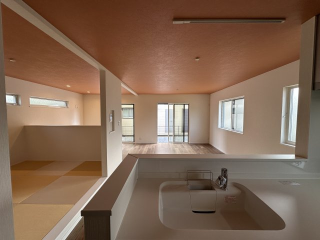 茅ヶ崎市柳島デザイナーズハウスの居間・リビング|2号棟も販売中4780万円