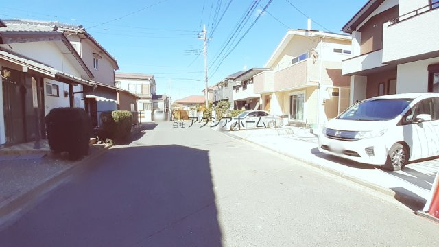 入間市扇台4丁目・全1棟　新築一戸建　～リビング階段～の前面道路含む現地写真|前面道路幅員6.2ｍございます