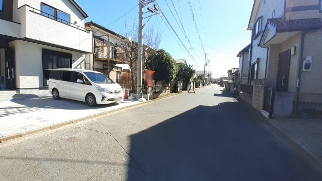 入間市扇台4丁目・全1棟　新築一戸建　～リビング階段～の前面道路含む現地写真