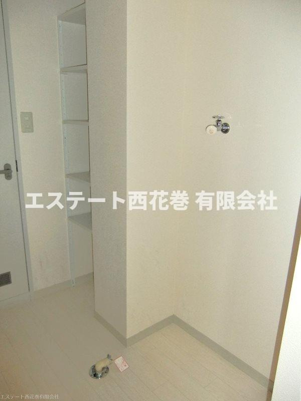 ディアス四日町|洗濯機置き場。奥行きがあまりないのでドラム式洗濯機は置けないと思います。