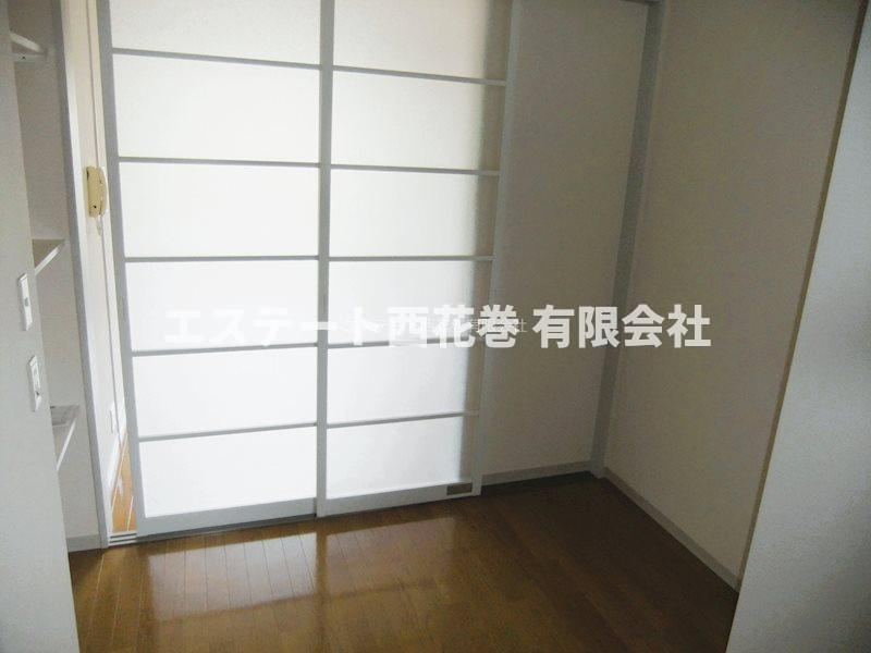 ディアス四日町|リビングとの間仕切りを閉めた感じ。光が入ってきます