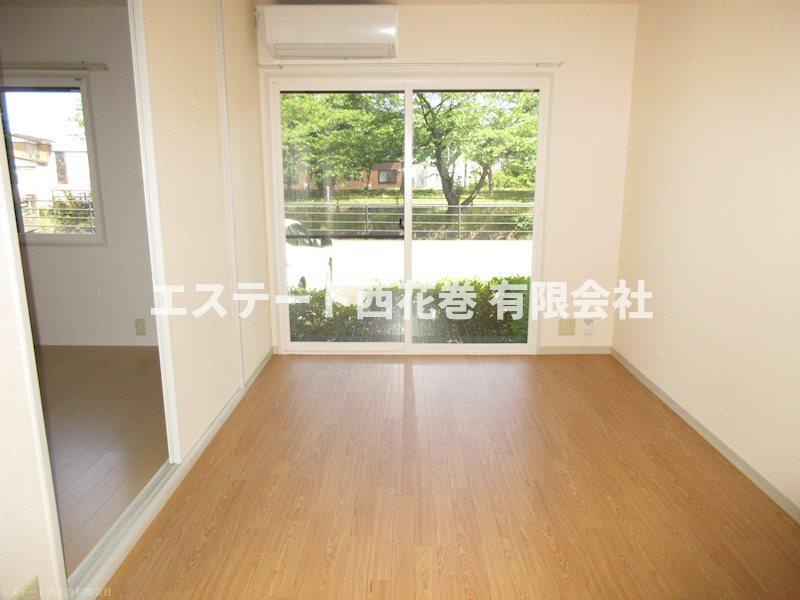 ディアス四日町の居間・リビング|春には桜がきれいに見えます