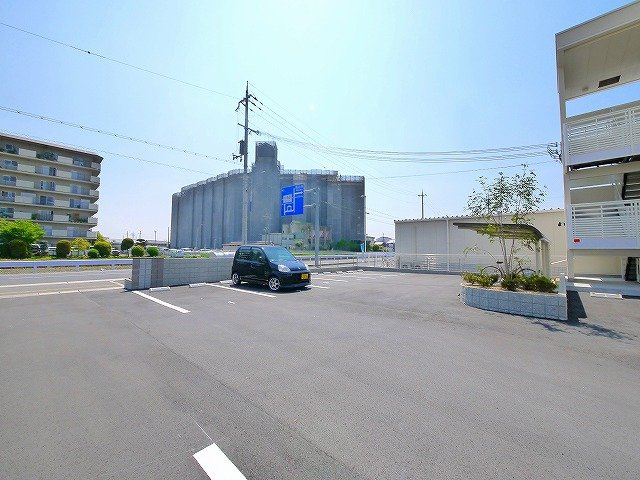 レオネクストコミンチャーレ九条の駐車場|車をお持ちの方に嬉しい駐車場付きの物件です