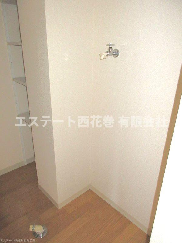 ディアス四日町のその他|洗濯機置き場。奥行きが無いのでドラム式洗濯機は厳しいと思います。ご確認ください。