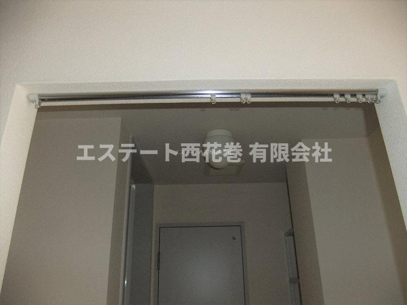 ディアス四日町の設備|洗面所の扉はありませんがカーテンレールがあります