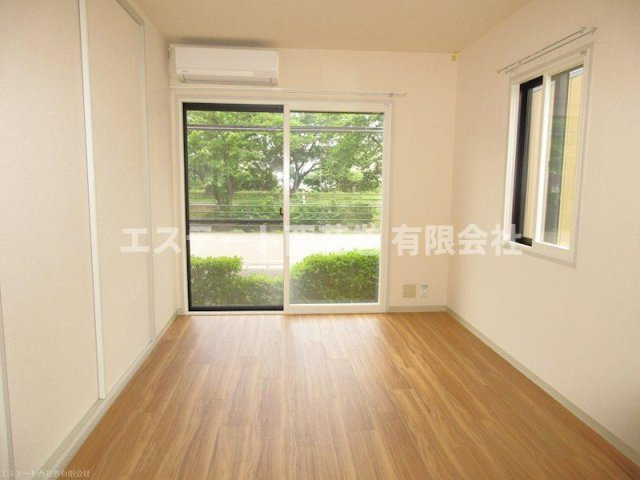 ディアス四日町の居間・リビング|春には桜がきれいです。角部屋なので窓が2カ所にあります。