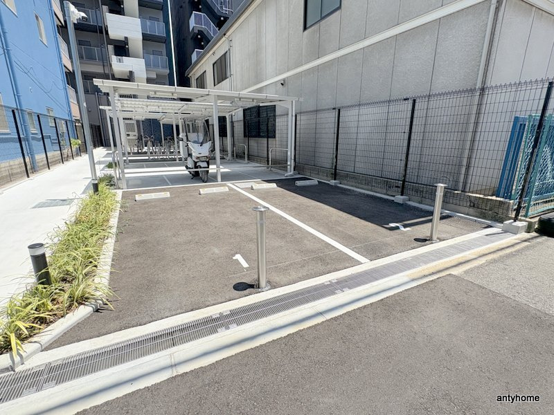 プレサンス難波デヴァンテ　仲介手数料無料の駐車場