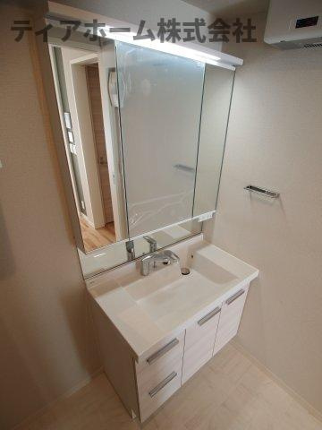 シャーメゾン片塩の独立洗面台|独立洗面台、小物を置くことができて便利です