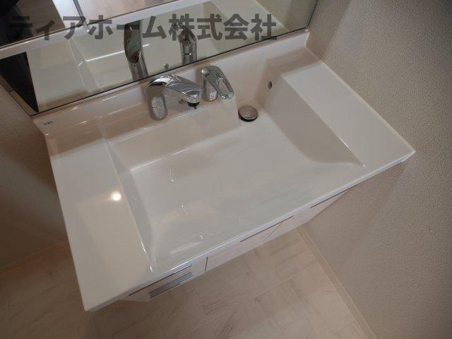 シャーメゾン片塩の独立洗面台|朝の支度にも助かる、独立の洗髪洗面化粧台