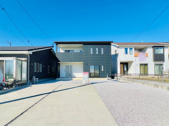 高崎市箕郷町矢原の外観|敷地広々で駐車スペースを確保しながらお庭のスペースも♪