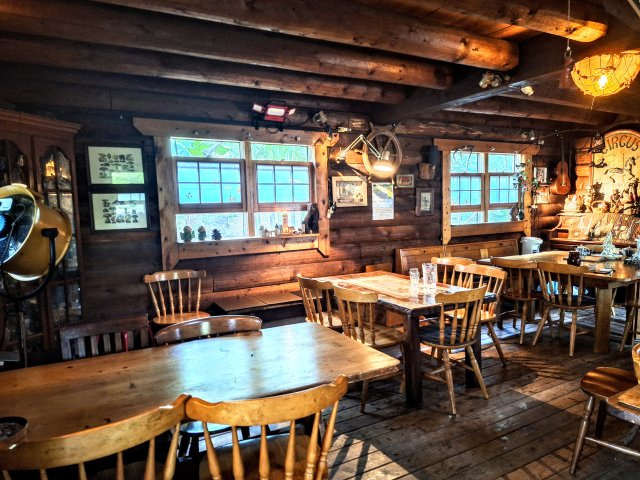 伊勢原市東富岡　店舗兼住宅の大型ログハウスの居間・リビング