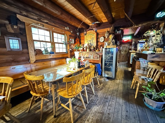 伊勢原市東富岡　店舗兼住宅の大型ログハウスの洋室