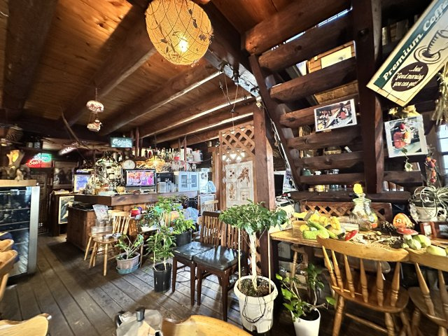 伊勢原市東富岡　店舗兼住宅の大型ログハウスの居間・リビング