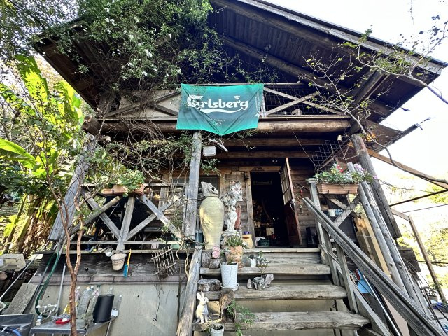 伊勢原市東富岡　店舗兼住宅の大型ログハウスの外観