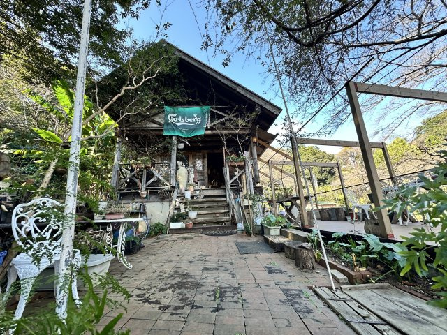 伊勢原市東富岡　店舗兼住宅の大型ログハウスの外観