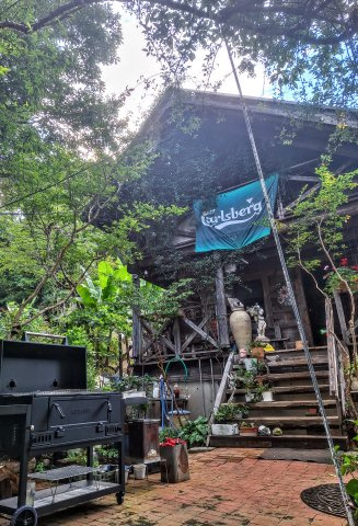 伊勢原市東富岡　店舗兼住宅の大型ログハウスの外観