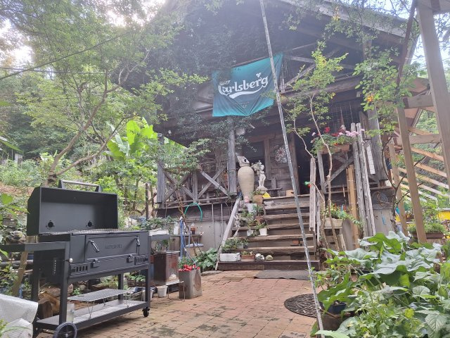 伊勢原市東富岡　店舗兼住宅の大型ログハウスの外観