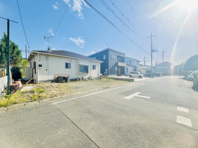 伊勢崎市宮子町中古住宅の前面道路含む現地写真|駐車場4台可能♪駐車が苦手な方にもおススメです◎