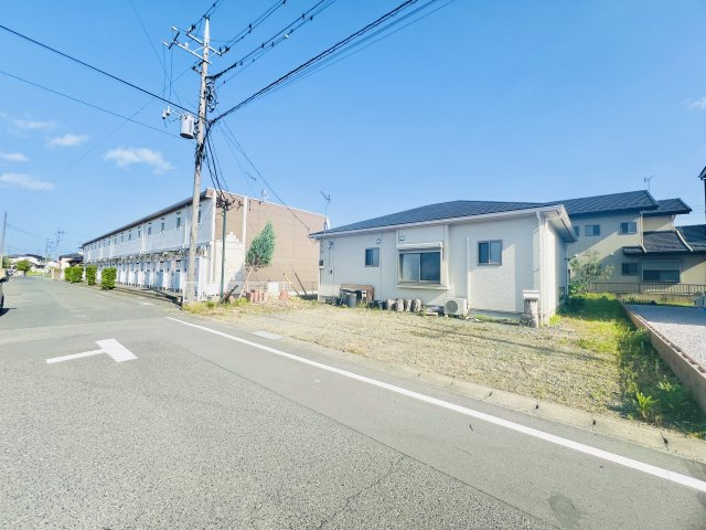 伊勢崎市宮子町中古住宅の前面道路含む現地写真|車の通りも少なく安心の立地♪