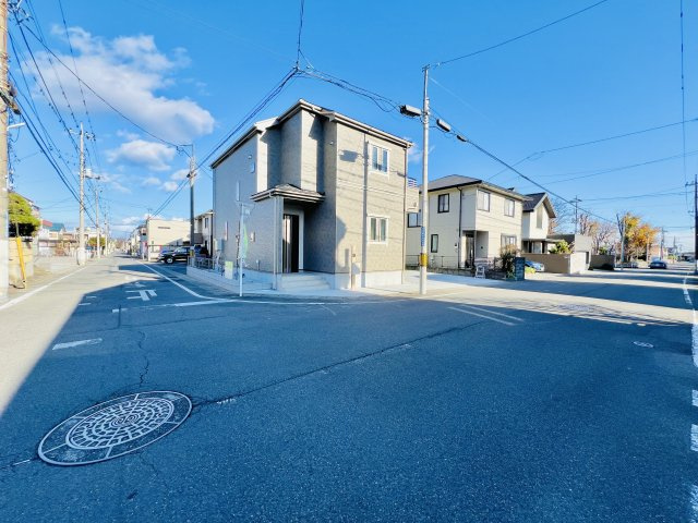 高崎市八千代町の前面道路含む現地写真|角地で日当たりも良好♪