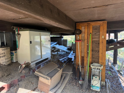 【外観】 | 佐久高原美笹別荘地Ｂ－３ | 床下に物置があります