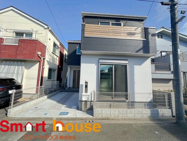 相模原市中央区すすきの町　新築1棟の外観|外壁が周囲の街並みと青空に生えるお洒落な仕上がり！周囲には高い建物のないエリア。青い空が大きく感じますね。